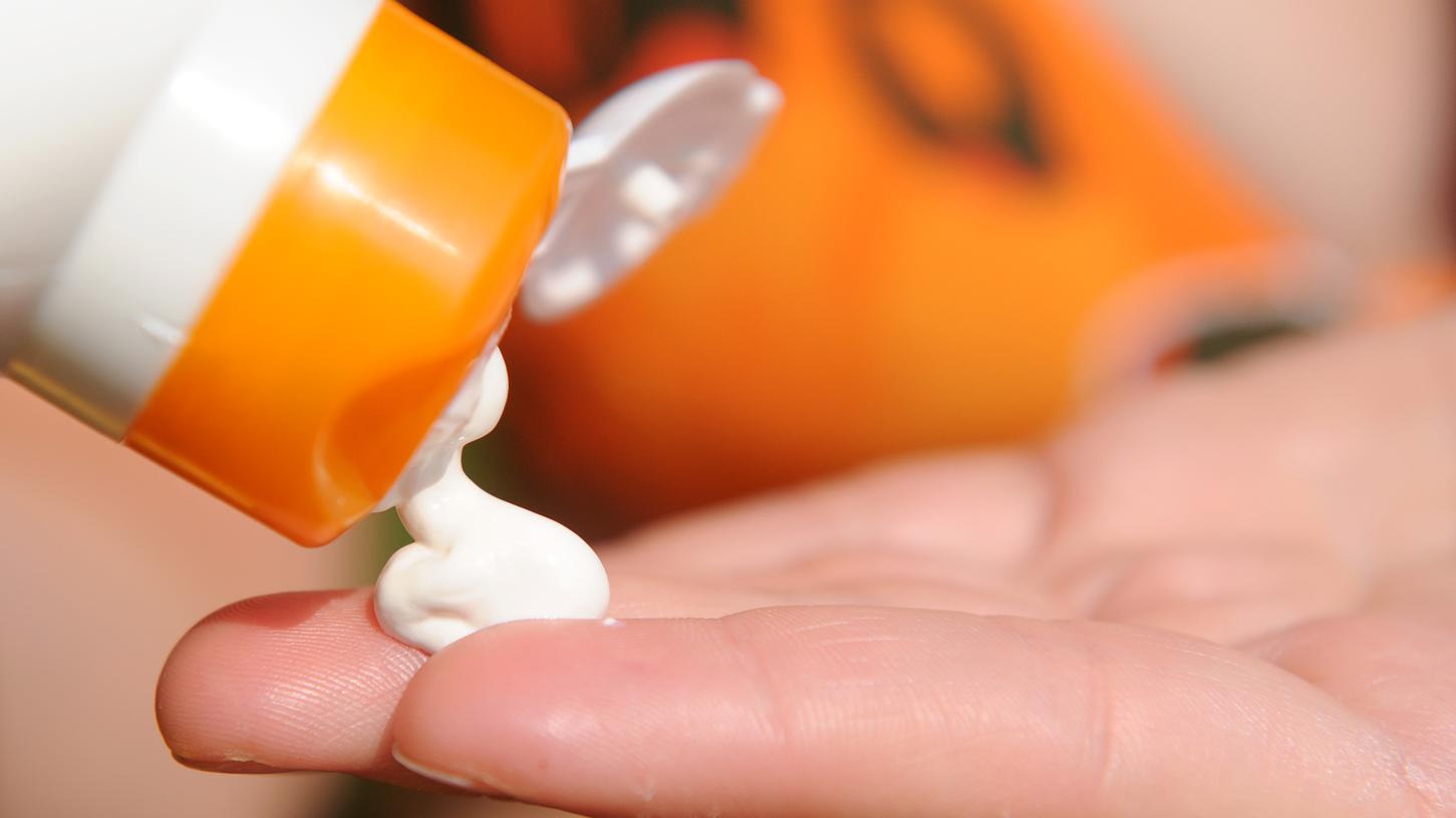 Wie lange man eine Sonnencreme nach dem Öffnen maximal nutzen sollte, steht auf der Tube oder der Dose.
Wie lange man eine Sonnencreme nach dem Öffnen maximal nutzen sollte, steht auf der Tube oder der Dose.