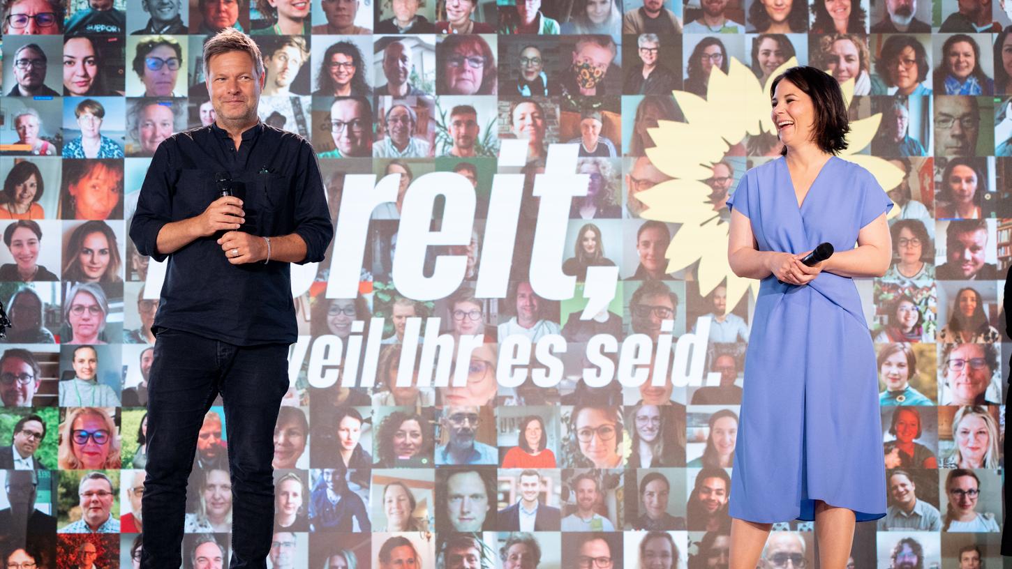 Robert Habeck und Annalena Baerbock: Als Wahlkampf-Spitzenduo erhielten sie sehr gute 98,5 Prozent Zustimmung von den Grünen Delegierten.
Robert Habeck und Annalena Baerbock: Als Wahlkampf-Spitzenduo erhielten sie sehr gute 98,5 Prozent Zustimmung von den Grünen Delegierten.