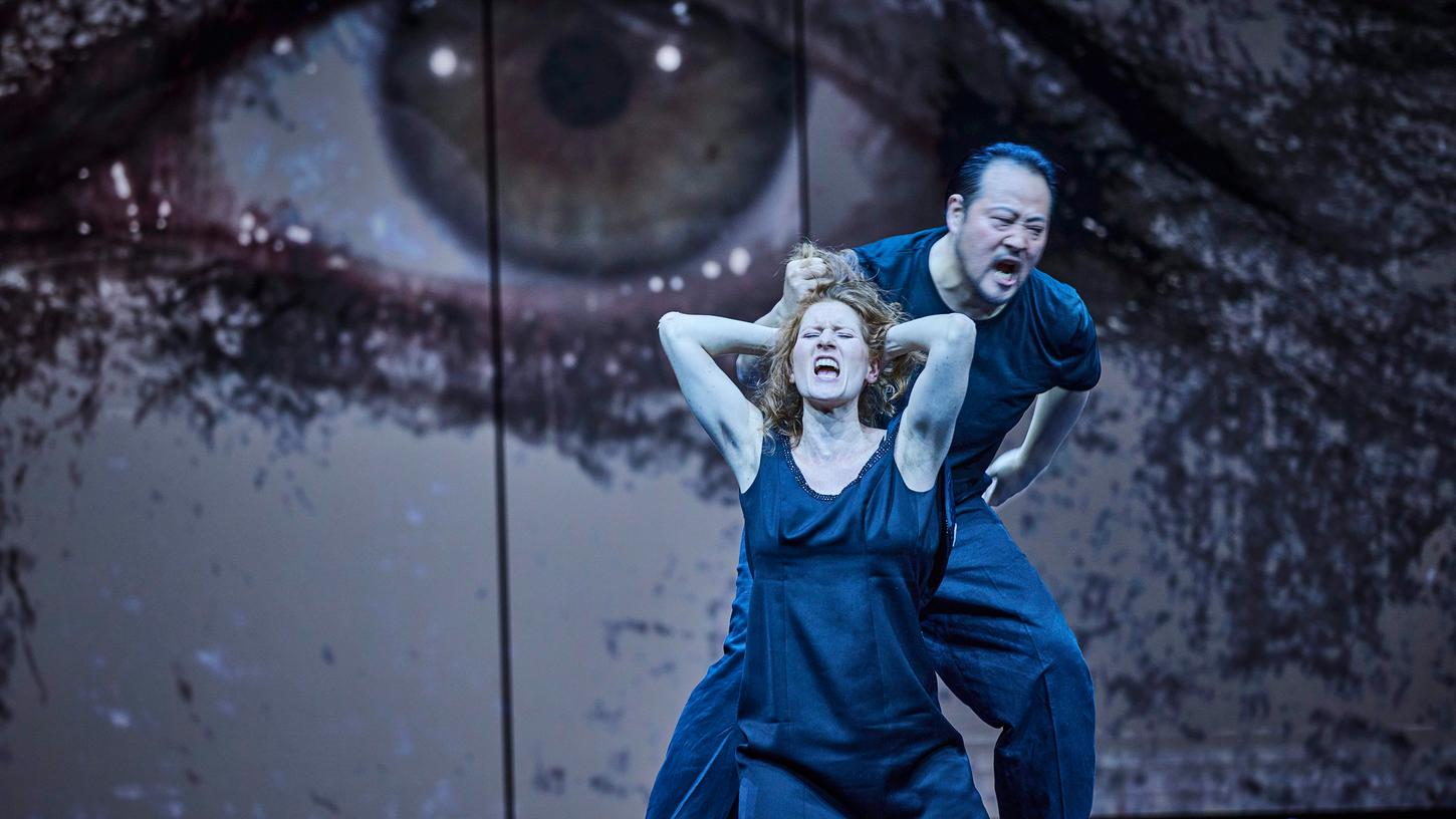 Totale Erniedrigung: Tarquinius (Sangmin Lee) nimmt sich Lucretia (Hanna Larissa Naujoks) mit Gewalt.
Totale Erniedrigung: Tarquinius (Sangmin Lee) nimmt sich Lucretia (Hanna Larissa Naujoks) mit Gewalt.