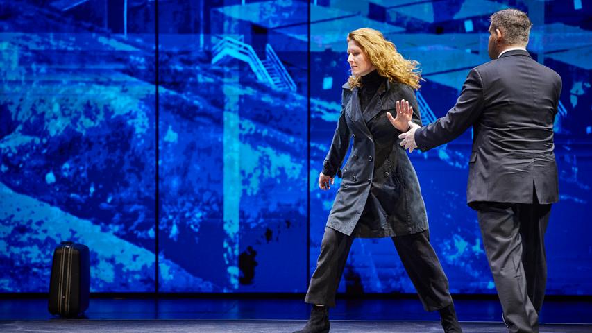 Lucretia (Hanna Larissa Naujoks) ist nach dem Verbrechen gegen sie derart traumatisiert, dass auch Ehemann Collatinus (Nicolai Karnolsky) sie nicht mehr erreicht.
Lucretia (Hanna Larissa Naujoks) ist nach dem Verbrechen gegen sie derart traumatisiert, dass auch Ehemann Collatinus (Nicolai Karnolsky) sie nicht mehr erreicht.