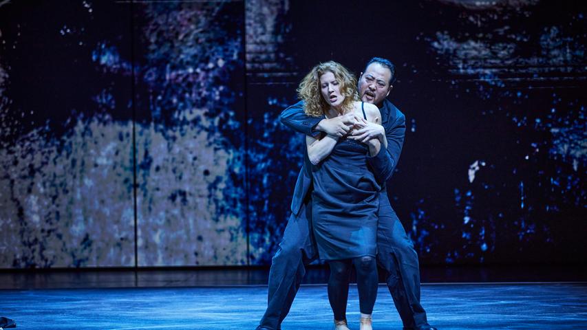 Ein Albtraum: Tarquinius (Sangmin Lee) vergeht sich an Lucretia (Hanna Larissa Naujoks).
Ein Albtraum: Tarquinius (Sangmin Lee) vergeht sich an Lucretia (Hanna Larissa Naujoks).