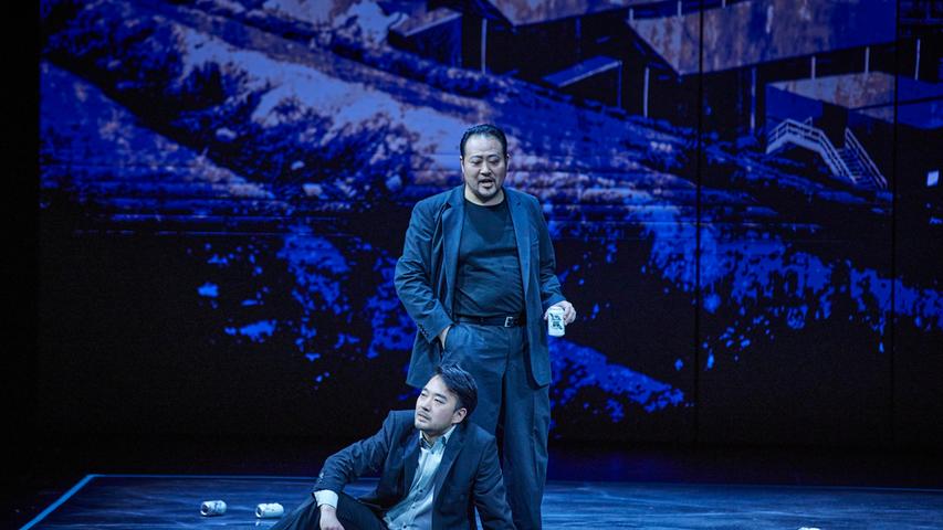 Männer in einer Dosenbierseligkeit, die sich aggressiv aufschaukelt: Junius (Wongyong Kang, sitzend) und Tarquinius (Sangmin Lee).
Männer in einer Dosenbierseligkeit, die sich aggressiv aufschaukelt: Junius (Wongyong Kang, sitzend) und Tarquinius (Sangmin Lee).