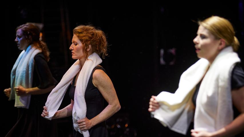 Noch ist ihre Welt heil: Lucretia (Hanna Larissa Naujoks) und Bianca (Marta Swiderska) machen vor dem Schlafengehen ein bisschen Fitness.
Noch ist ihre Welt heil: Lucretia (Hanna Larissa Naujoks) und Bianca (Marta Swiderska) machen vor dem Schlafengehen ein bisschen Fitness.
