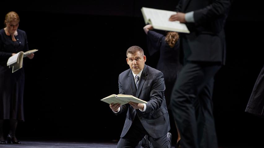 Was haben Benjamin Britten und sein Librettist Ronald Duncan da geschrieben? Nicolai Karnolsky und Kollegen beim Partiturstudium.
Was haben Benjamin Britten und sein Librettist Ronald Duncan da geschrieben? Nicolai Karnolsky und Kollegen beim Partiturstudium.