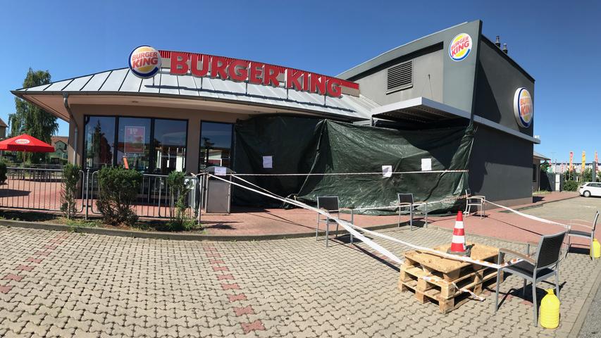 Rund 150.000 Euro Schaden verursachte ein Autofahrer im Juni am Schwabacher Burger King. Dazu kamen noch weitere 35.000 Euro Schaden an seinem Wagen. Statt zu parken, fuhr er versehentlich direkt ins Restaurant und riss dabei den Eingangsbereich nieder.
