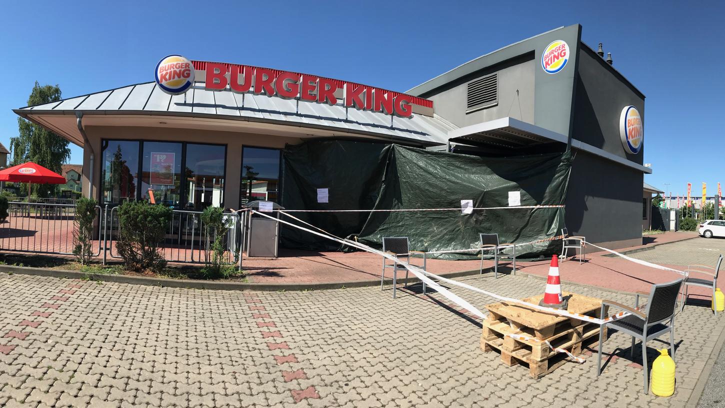 Pedale verwechselt: Fahrzeug kracht in Schwabacher Burger King