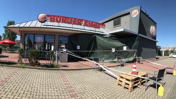Rund 150.000 Euro Schaden verursachte ein Autofahrer im Juni am Schwabacher Burger King. Dazu kamen noch weitere 35.000 Euro Schaden an seinem Wagen. Statt zu parken, fuhr er versehentlich direkt ins Restaurant und riss dabei den Eingangsbereich nieder.