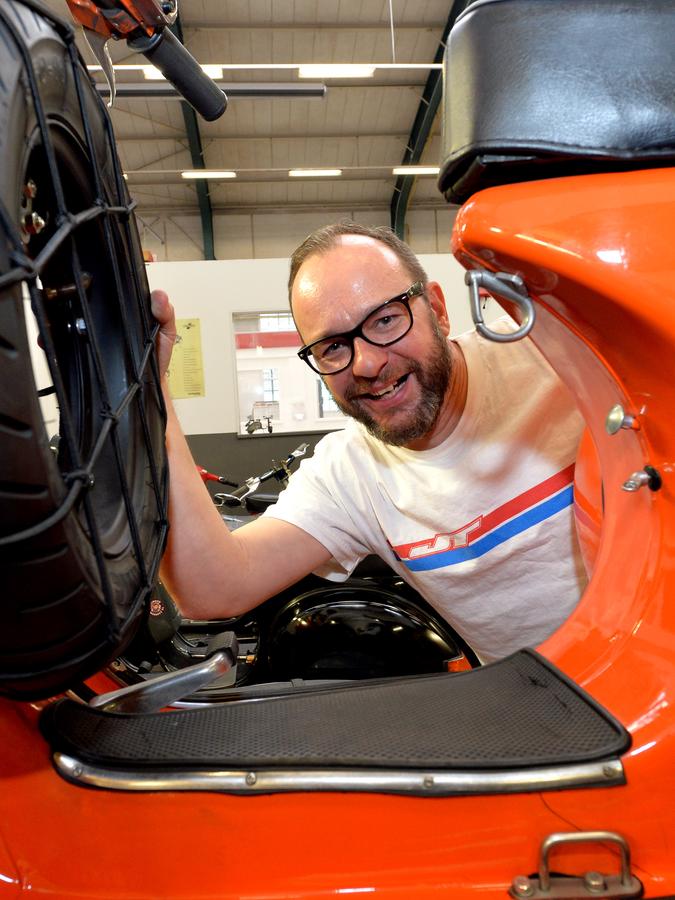 Frank Tröger (49) aus Creußen bei Bayreuth hat Jahrelang seine Vespas selbst repariert. Seit 2017 restauriert der Betriebswirt für Kunden alte Roller in seinem Blechrollerwerk im Nürnberger Ofenwerk.
Frank Tröger (49) aus Creußen bei Bayreuth hat Jahrelang seine Vespas selbst repariert. Seit 2017 restauriert der Betriebswirt für Kunden alte Roller in seinem Blechrollerwerk im Nürnberger Ofenwerk.
