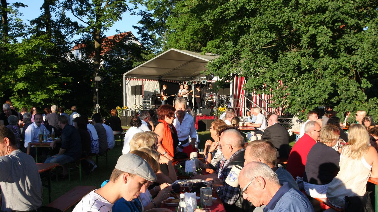 Auch heuer muss das Schlossgartenfest in Adelsdorf abgesagt werden. Hier ein Archivbild aus besseren Zeiten.
Auch heuer muss das Schlossgartenfest in Adelsdorf abgesagt werden. Hier ein Archivbild aus besseren Zeiten.