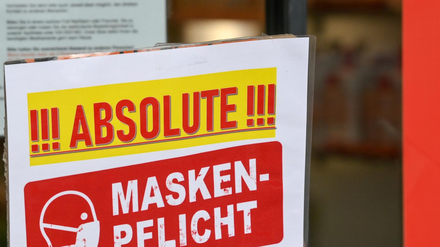 Eine generelle Aufhebung der Maskenpflicht in Deutschland könnte nach Ansicht von Wissenschaftlern ein Wiederaufflammen der Pandemie nach sich ziehen.
Eine generelle Aufhebung der Maskenpflicht in Deutschland könnte nach Ansicht von Wissenschaftlern ein Wiederaufflammen der Pandemie nach sich ziehen.