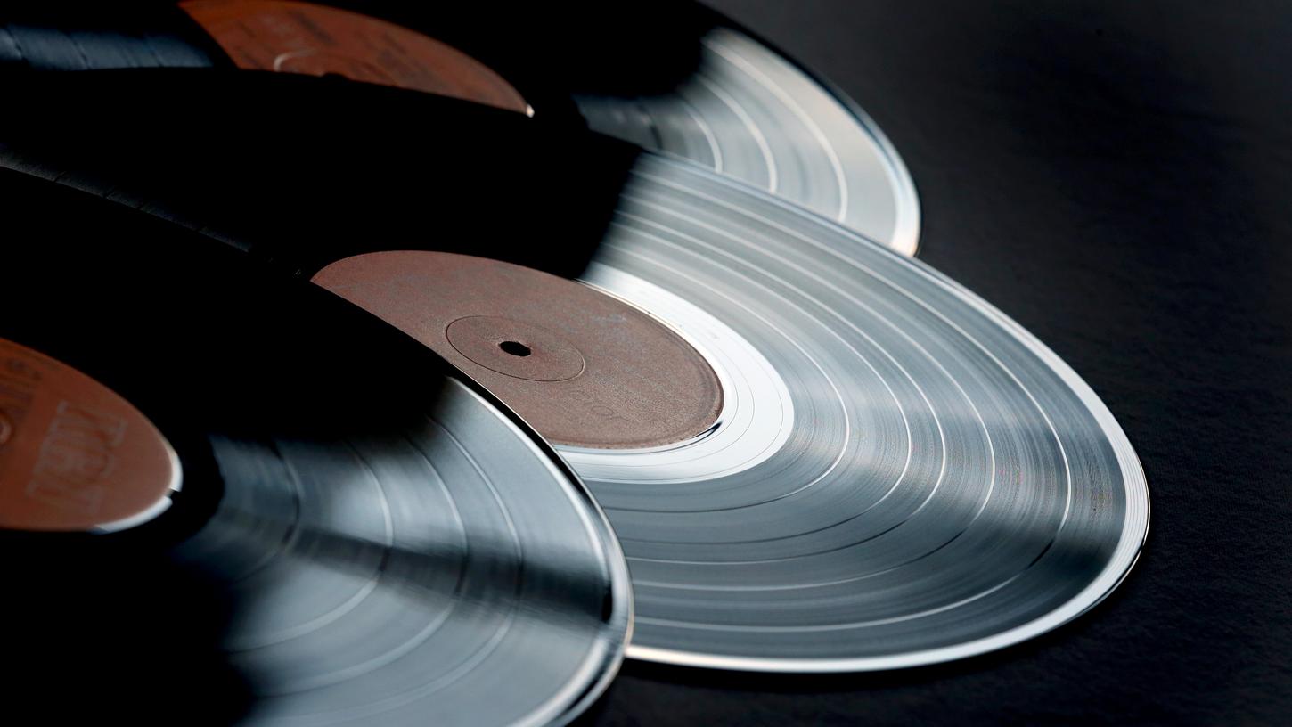 In Deutschland wurden in den vergangenen Jahren immer mehr Schallplatten gekauft, vor allem junge Leute finden wieder Gefallen an der analogen Technik. Ein beliebter Plattenladen in Ansbach schließt nun dennoch seine Pforten. In Deutschland wurden in den vergangenen Jahren immer mehr Schallplatten gekauft, vor allem junge Leute finden wieder Gefallen an der analogen Technik. Ein beliebter Plattenladen in Ansbach schließt nun dennoch seine Pforten.