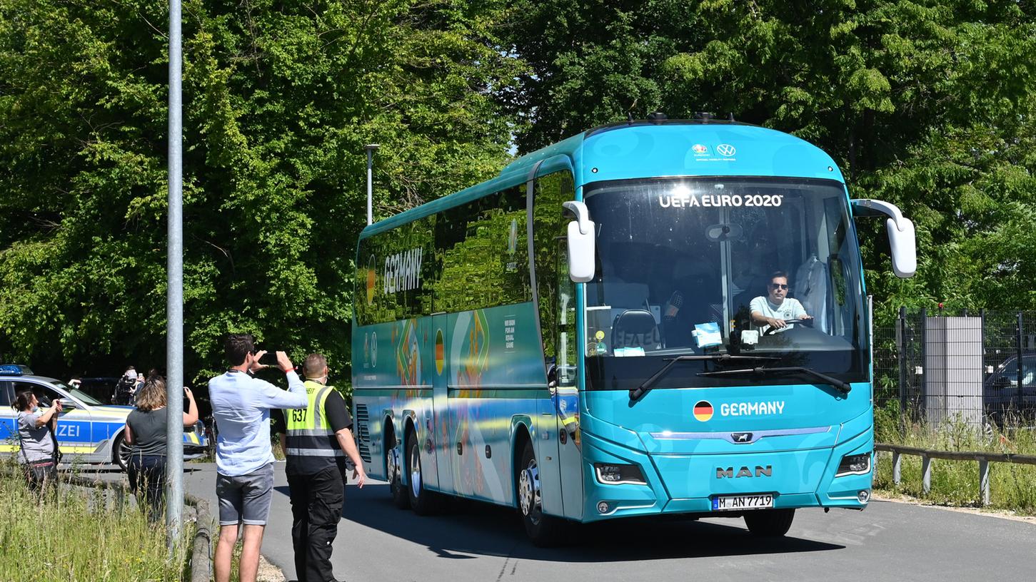 Los geht’s nach München: Um 10:30 Uhr verließen zwei Mannschaftsbusse, eskortiert von der Polizei, den Home Ground auf dem adidas-Gelände in Herzogenaurach.