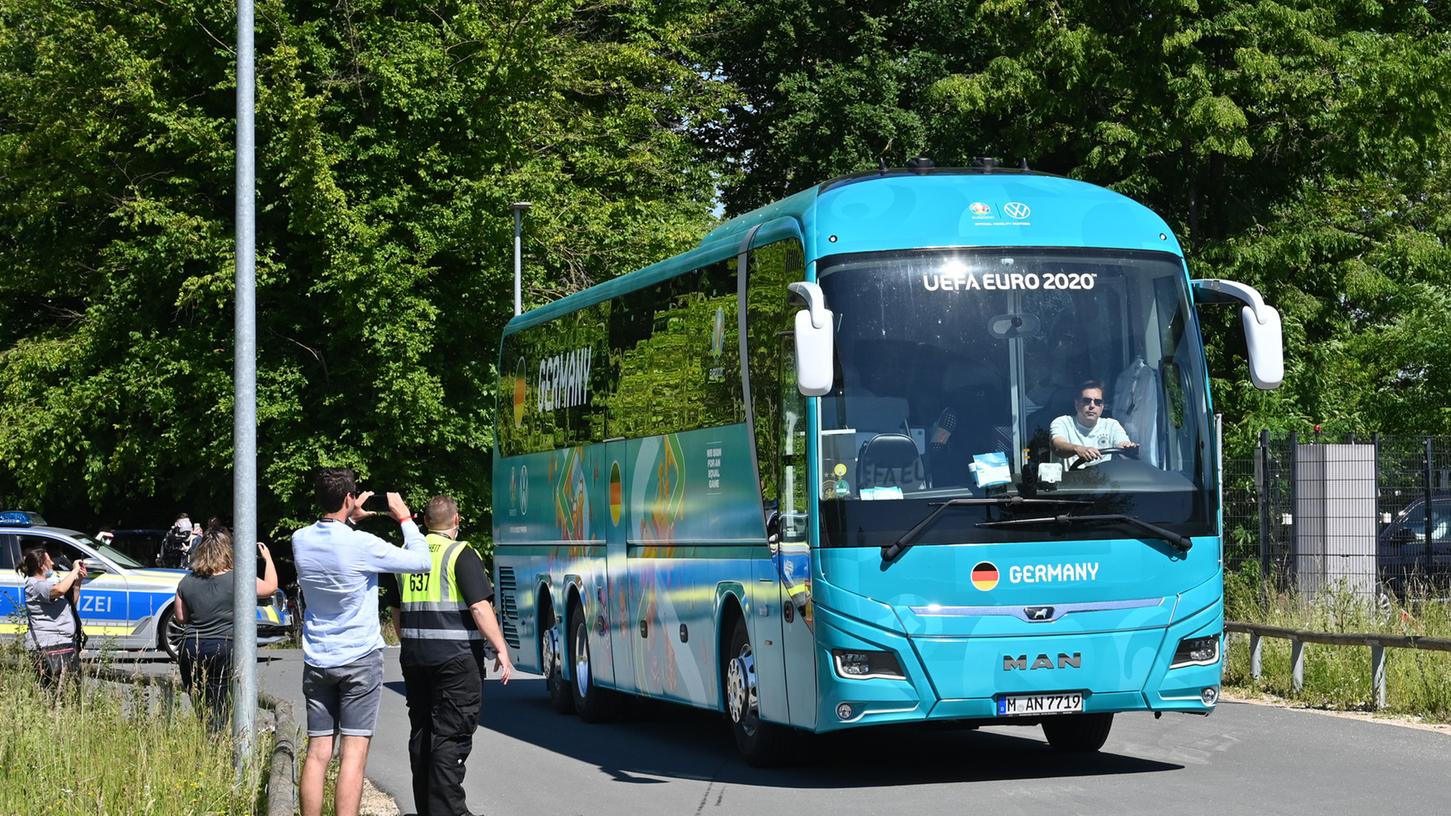 Los geht’s nach München: Um 10:30 Uhr verließen zwei Mannschaftsbusse, eskortiert von der Polizei, den Home Ground auf dem adidas-Gelände in Herzogenaurach.
Los geht’s nach München: Um 10:30 Uhr verließen zwei Mannschaftsbusse, eskortiert von der Polizei, den Home Ground auf dem adidas-Gelände in Herzogenaurach.