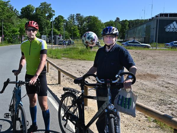 Jochen Fichtelmann und Bernd Hickmann sind mit dem Rad gekommen. Beide sind sich sicher: Der Zusammenhalt der Mannschaft ist entscheidend.