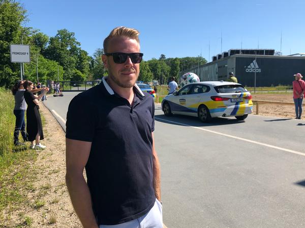 Christian Kaisler hat seinen freien Tag genutzt, um pünktlich zur Abfahrt der Spieler ebenfalls in Herzogenaurach vorbeizuschauen.
Christian Kaisler hat seinen freien Tag genutzt, um pünktlich zur Abfahrt der Spieler ebenfalls in Herzogenaurach vorbeizuschauen.