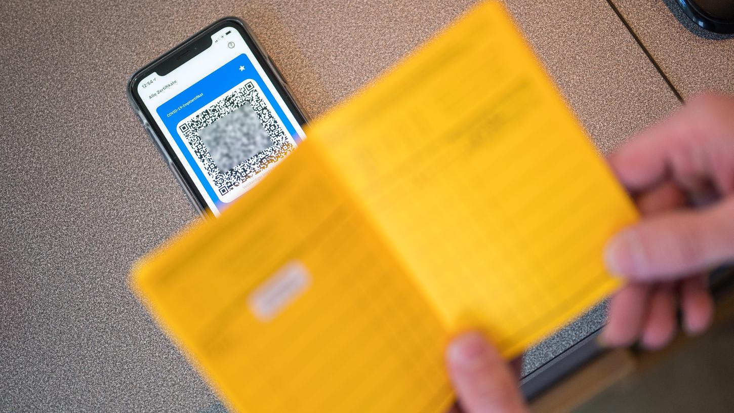 Den digitalen Impfpass gibt es ab Montag, 14. Juni, in einigen Fürther Apotheken.
Den digitalen Impfpass gibt es ab Montag, 14. Juni, in einigen Fürther Apotheken.