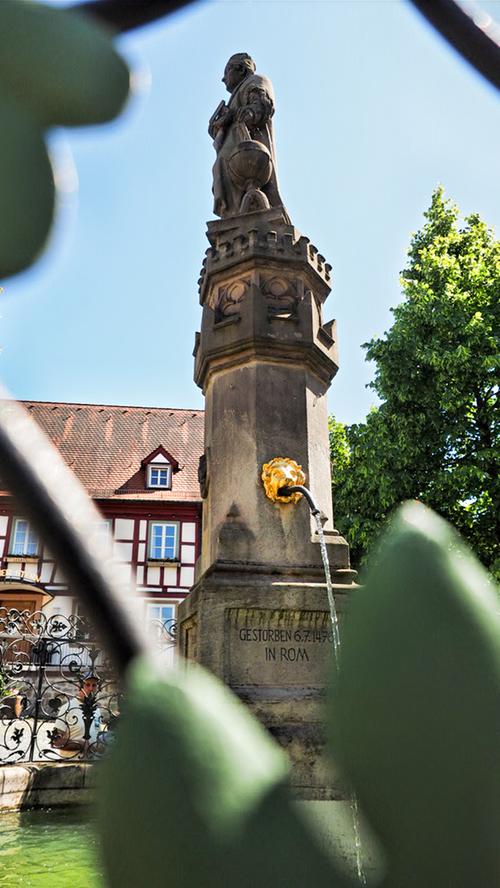 Der Regiomontanius-Brunnen auf dem Salzmark in Königsberg in Unterfranken.
