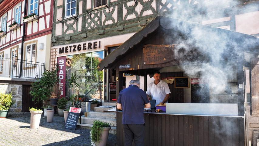 Auf dem Salzmark in Königsberg in Unterranken muss man unbedingt eine "Durche" probieren, eine gut durchgegarte Bratwurst.