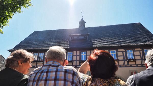 Zu jeder vollen Stunde ist Männleinlaufen am Rathaus in Königsberg.