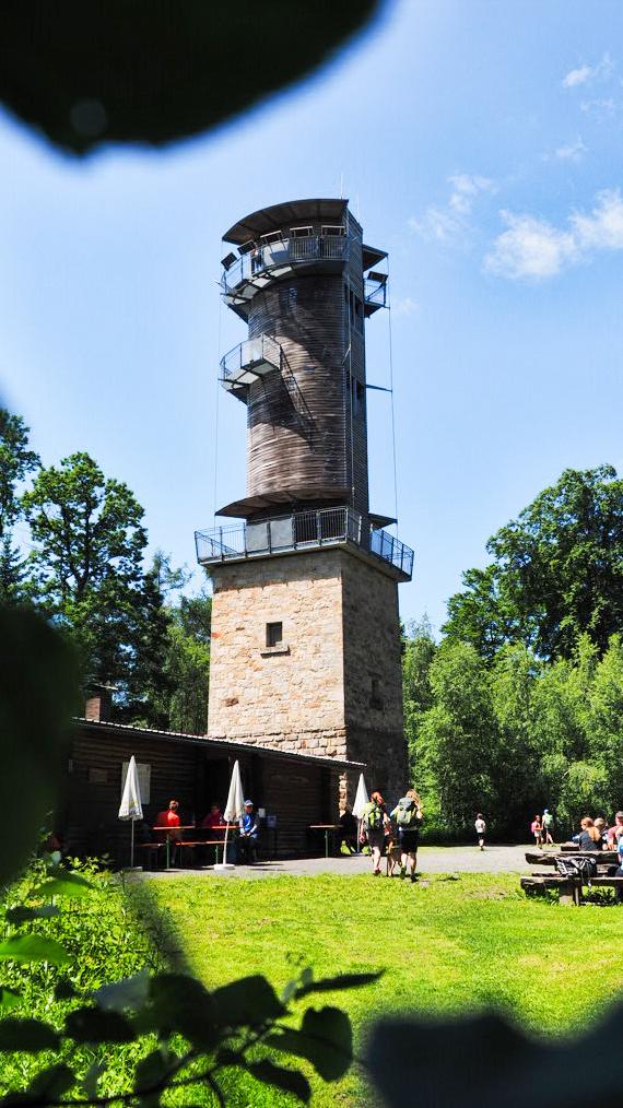 Vom Aussichtsturm Schwedenschanze blickt man bis Thüringen, Hessen und tief nach Franken hinein.