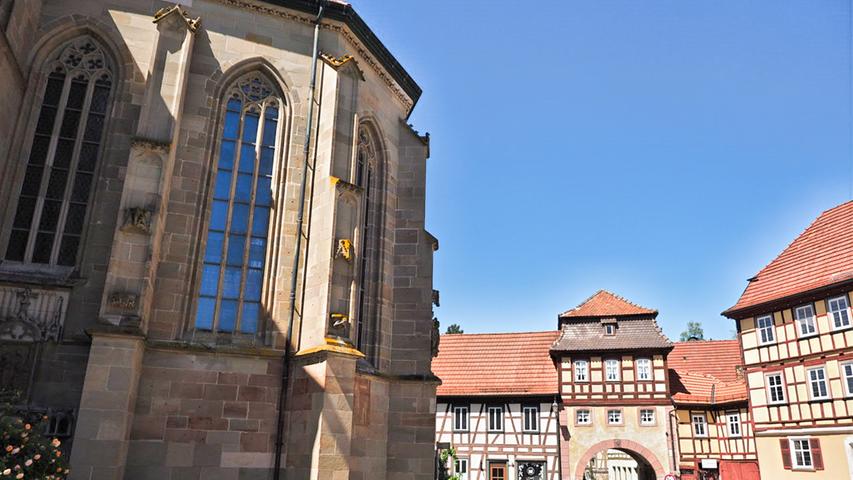 Kirche und Stadttor in Königsberg.