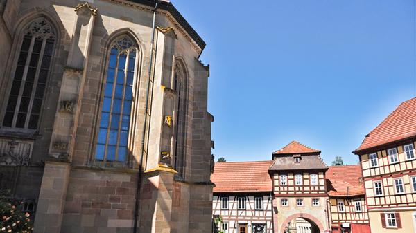 Kirche und Stadttor in Königsberg.