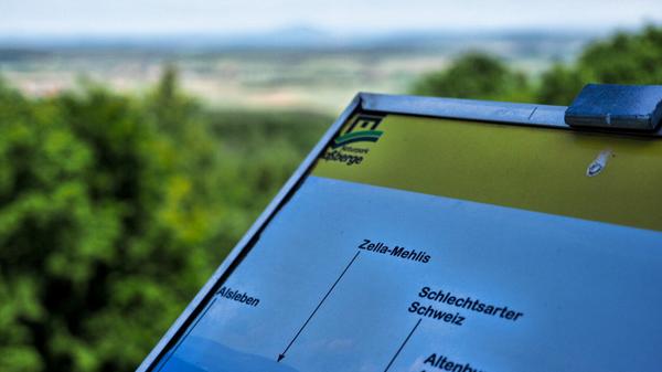 Vom Aussichtsturm Schwedenschanze blickt man auch weit bis in den Thüringer Wald hinein.