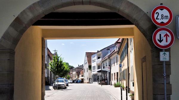 Tordurchgang in die Altstadt von Hofheim.