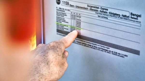 An der Bushaltestelle hängt der detaillierte Fahrplan über den Burgenwinkel-Express.