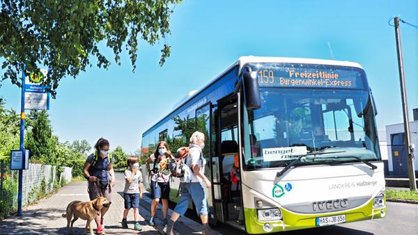 Der Burgenwinkel-Express fährt vor.