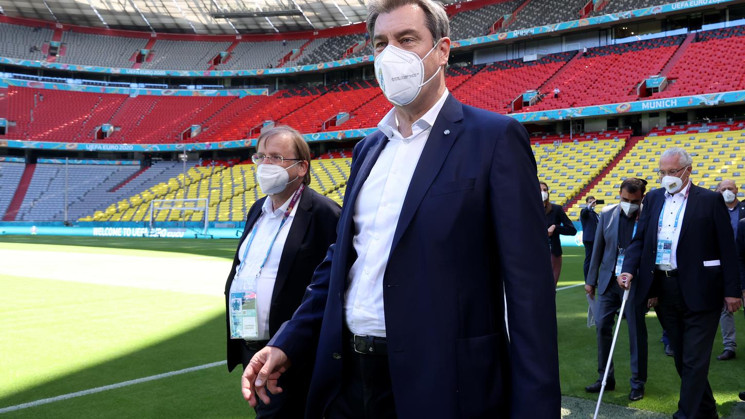 Es sei an alles gedacht, versichert Bayerns Ministerpräsident Markus Söder bei einem Rundgang in der Allianz Arena einen Tag vor dem ersten Deutschlandspiel.
Es sei an alles gedacht, versichert Bayerns Ministerpräsident Markus Söder bei einem Rundgang in der Allianz Arena einen Tag vor dem ersten Deutschlandspiel.