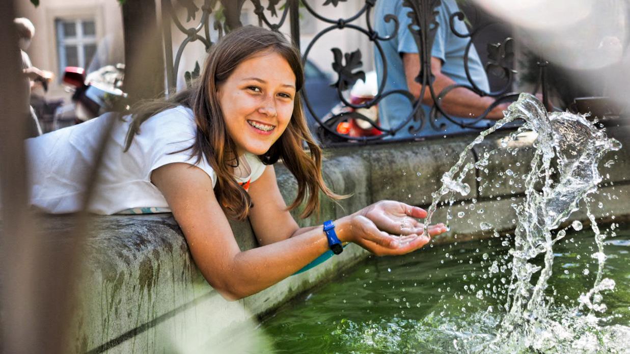 Kühle Rast am Brunnen auf dem Salzmarkt in Königsberg in Unterfranken. Der Ort ist klein, aber so schön wie Rothenburg - nur sind hier kaum Touristen unterwegs.
Kühle Rast am Brunnen auf dem Salzmarkt in Königsberg in Unterfranken. Der Ort ist klein, aber so schön wie Rothenburg - nur sind hier kaum Touristen unterwegs.