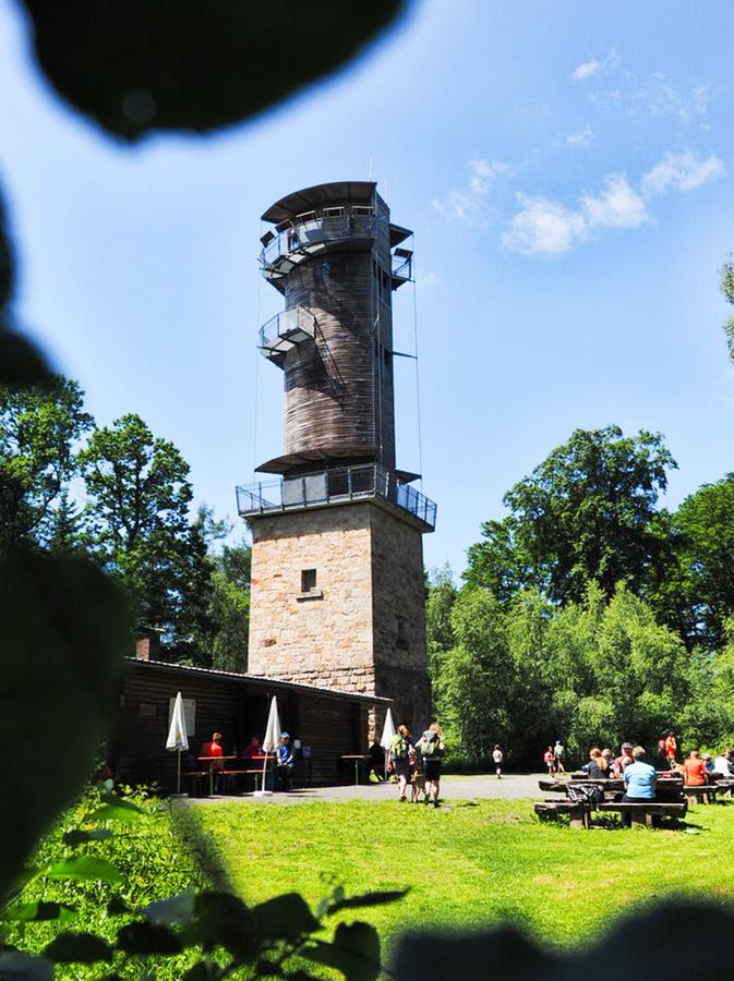 Der Aussichtsturm an der Bärenschanze - von hier blickt man bis zum Thüringer Wald, in die Rhön, das Fichtelgebirge und in die Fränkische Alb. Und unten ist ein netter Biergarten.
Der Aussichtsturm an der Bärenschanze - von hier blickt man bis zum Thüringer Wald, in die Rhön, das Fichtelgebirge und in die Fränkische Alb. Und unten ist ein netter Biergarten.
