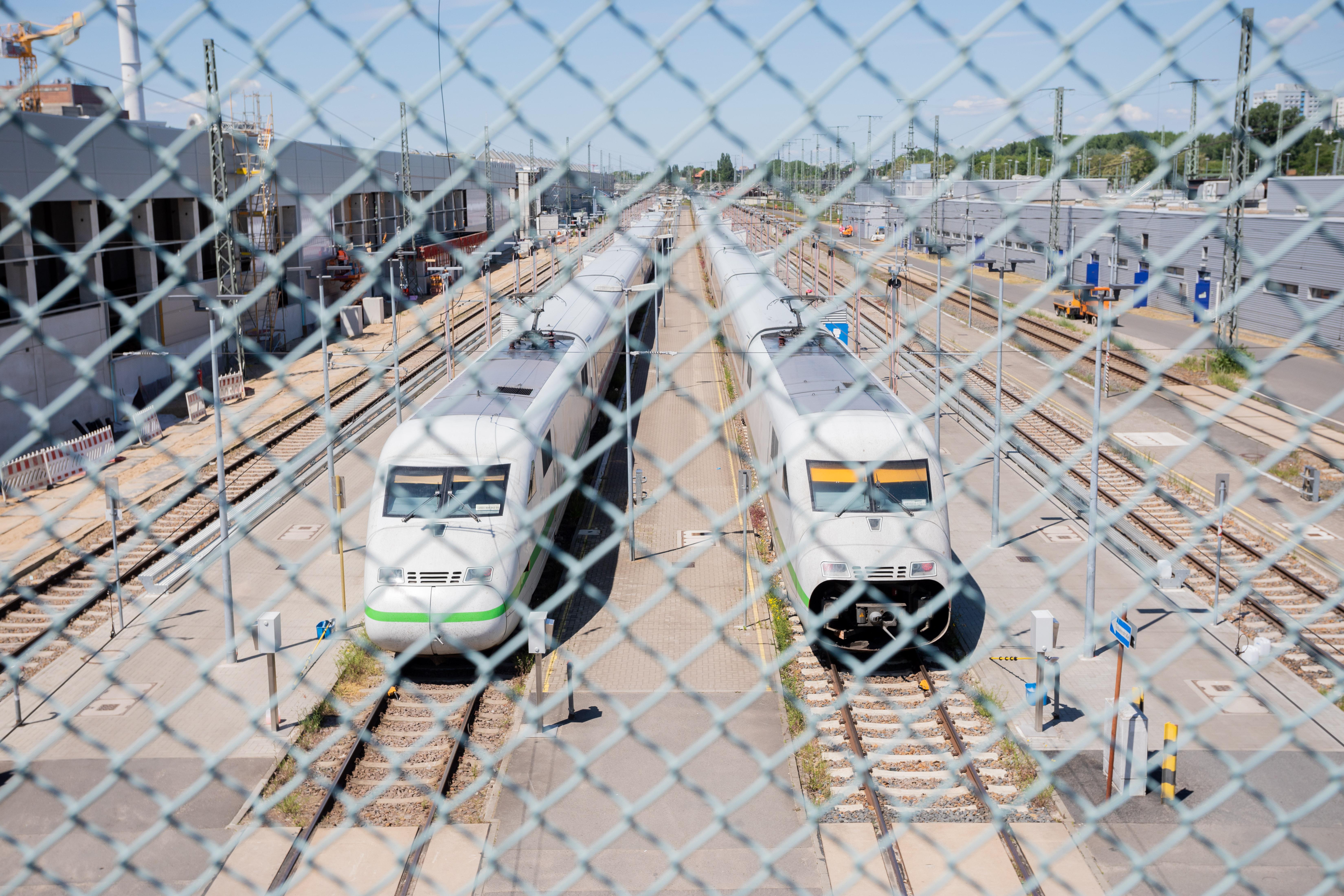 Der Bau eines ICE-Werks in, an oder bei Nürnberg sorgt seit Monaten für Schlagzeilen. Gegen die Ansiedlung und die Investition der Deutschen Bahn spricht sich per se niemand aus, aber bitteschön doch nicht vor der eigenen Haustür. Ein Besuch im ICE-Werk Rummelsburg (Berlin).