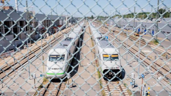 Der Bau eines ICE-Werks in, an oder bei Nürnberg sorgt seit Monaten für Schlagzeilen. Gegen die Ansiedlung und die Investition der Deutschen Bahn spricht sich per se niemand aus, aber bitteschön doch nicht vor der eigenen Haustür. Ein Besuch im ICE-Werk Rummelsburg (Berlin).