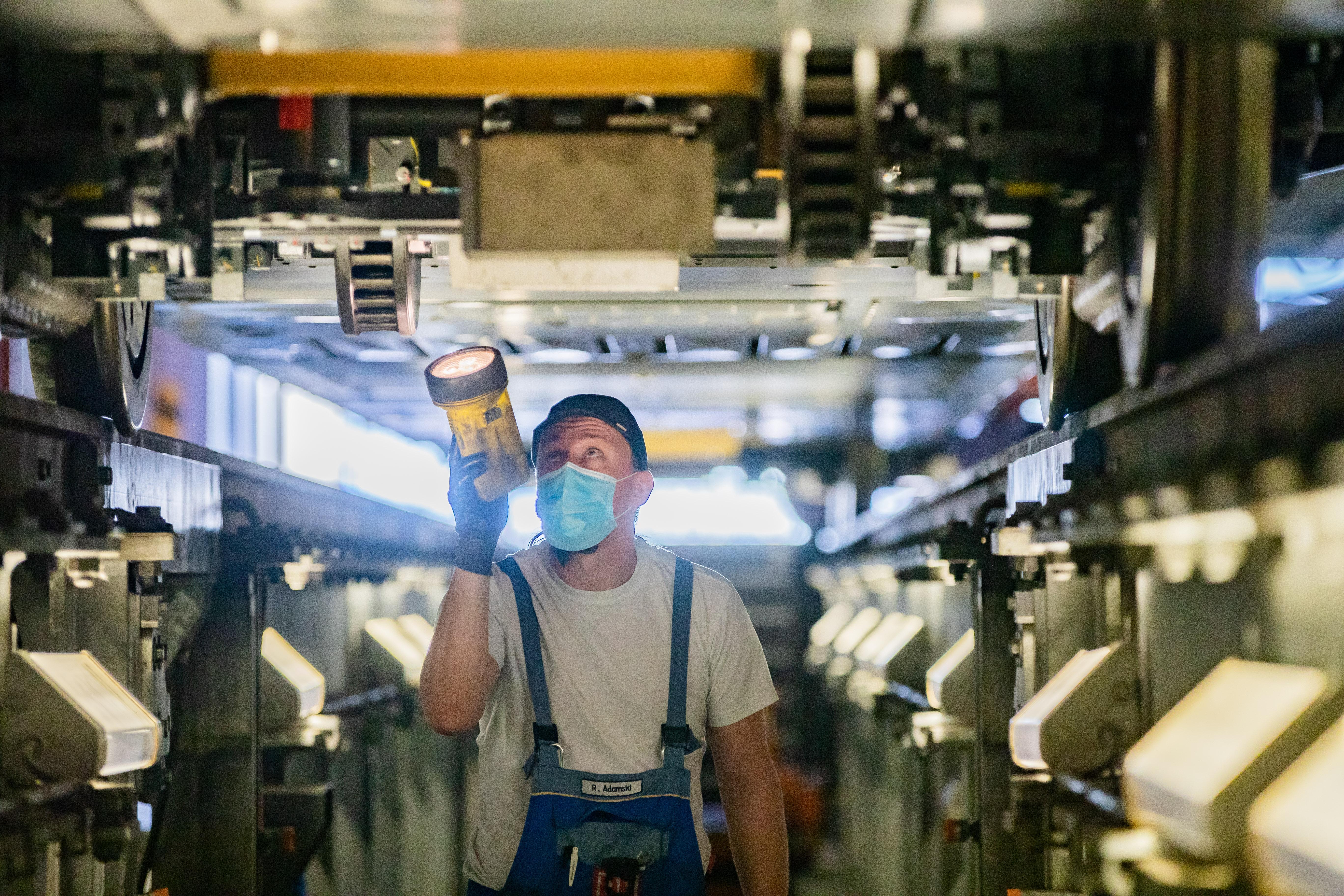 Rocco Adamski, Fahrzeuginspekteur, inspiziert im ICE-Werk Rummelsburg Fahrwerk und Unterbau eines ICE 4.