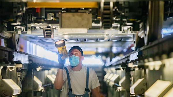 Rocco Adamski, Fahrzeuginspekteur, inspiziert im ICE-Werk Rummelsburg Fahrwerk und Unterbau eines ICE 4.