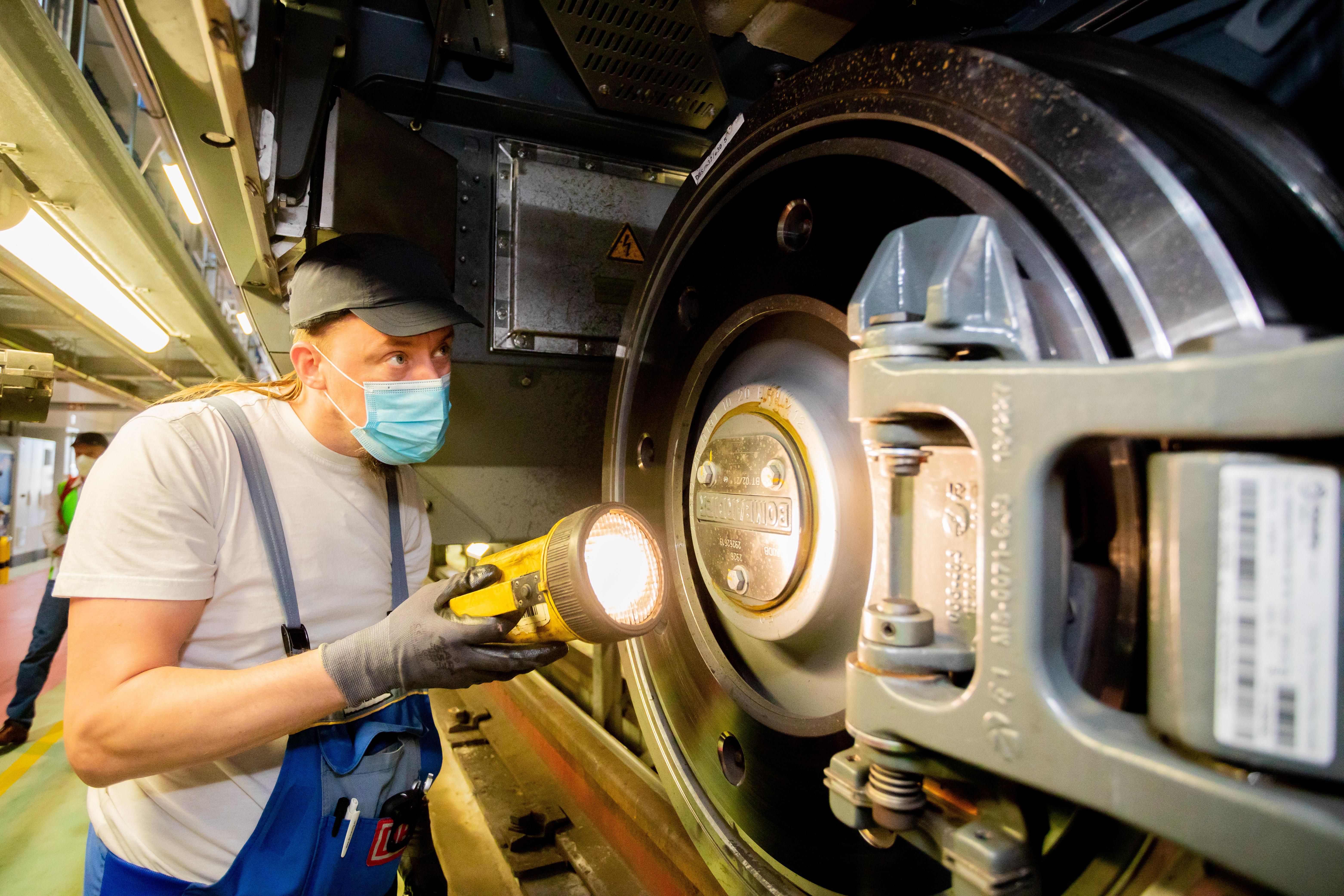 Rocco Adamski, Fahrzeuginspekteur, inspiziert das Fahrwerk eines ICE 4.