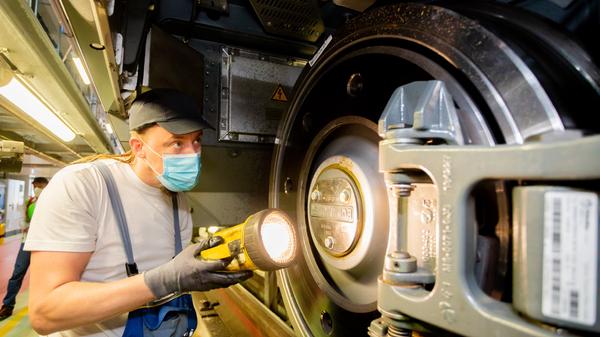 Rocco Adamski, Fahrzeuginspekteur, inspiziert das Fahrwerk eines ICE 4.