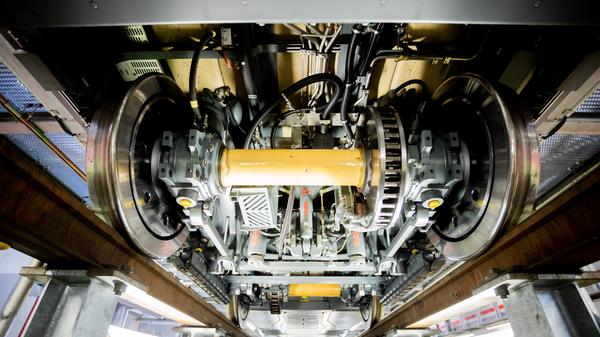 Fahrwerk und Unterbau eines ICE 4.