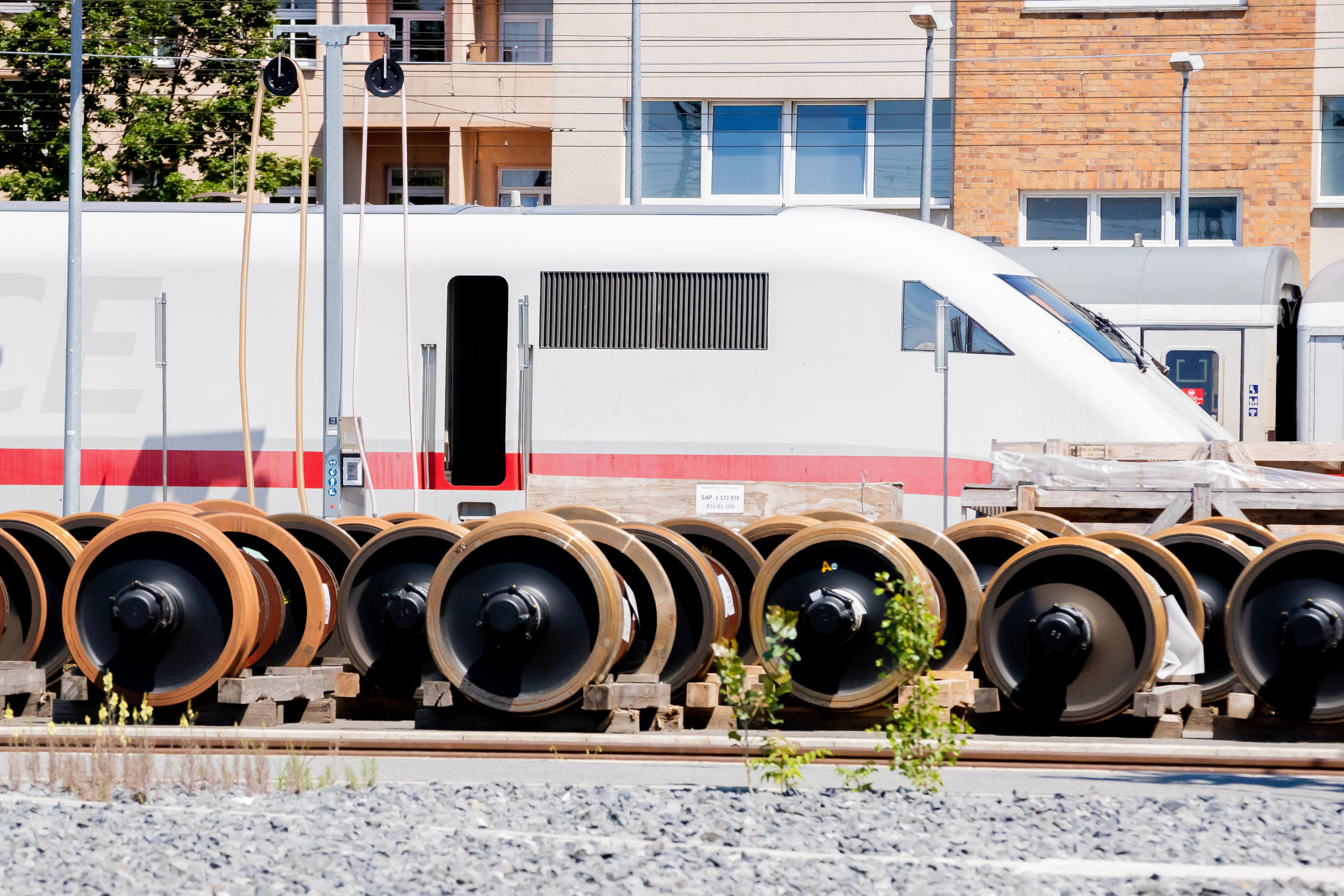 Zugachsen liegen im ICE-Werk Rummelsburg vor einem ICE-Triebkopf