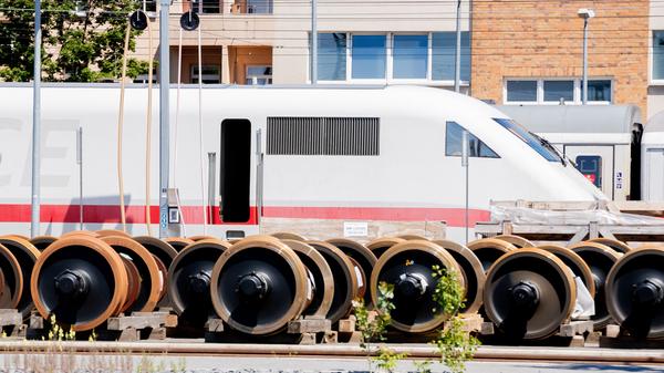 Zugachsen liegen im ICE-Werk Rummelsburg vor einem ICE-Triebkopf