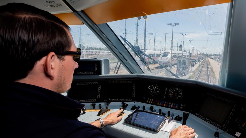 Kevin Tinney, Ausbilder für Lokführer bei der Deutschen Bahn, fährt einen ICE 2 ins ICE-Werk Rummelsburg.
