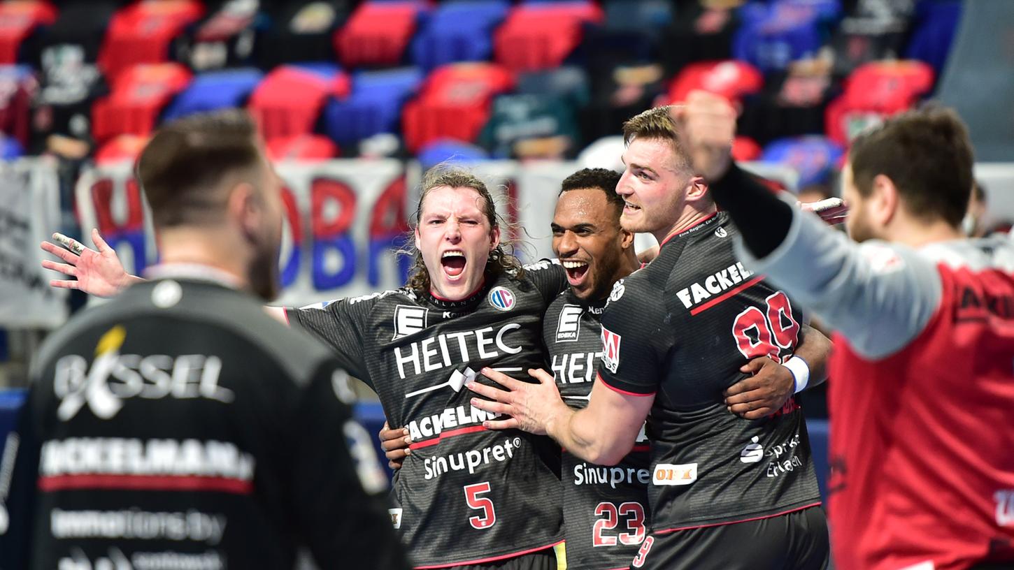 Mittendrin, statt nud dabei: Stefan Bauer (zweiter von rechts) ist nun auch ein Derbysieger.
Mittendrin, statt nud dabei: Stefan Bauer (zweiter von rechts) ist nun auch ein Derbysieger.