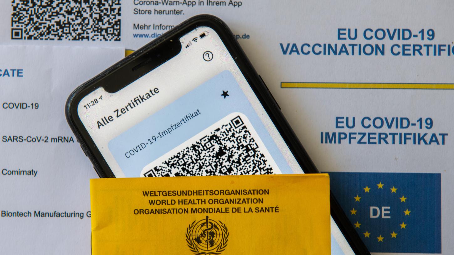 In Bayern sind zahlreiche gefälschte Impfzertifikate im Umlauf. Von Nürnberg aus werden die Betrüger ermittelt.