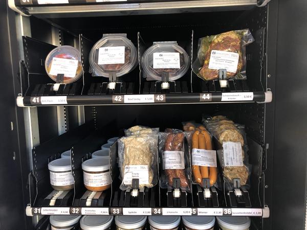 Bratwurstsülze, Leberknödel, Rinderrouladen, Kartoffelsalat: Der Automat kommt bei Stammgästen und neuen Kunden gleichermaßen gut an.
Bratwurstsülze, Leberknödel, Rinderrouladen, Kartoffelsalat: Der Automat kommt bei Stammgästen und neuen Kunden gleichermaßen gut an.