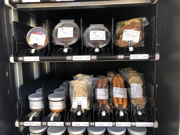 Bratwurstsülze, Leberknödel, Rinderrouladen, Kartoffelsalat: Der Automat kommt bei Stammgästen und neuen Kunden gleichermaßen gut an. 