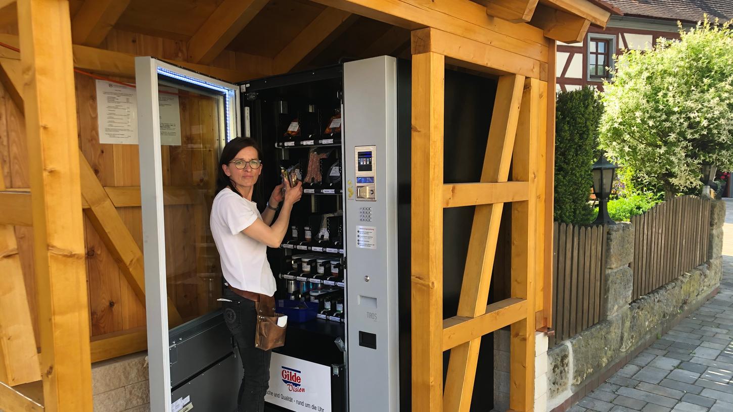 Die Besitzerin des Gasthauses Zum Schloss in Kunreuth, Heidi Derbuß, füllt den Automaten mit Speisen. Die Besitzerin des Gasthauses Zum Schloss in Kunreuth, Heidi Derbuß, füllt den Automaten mit Speisen.