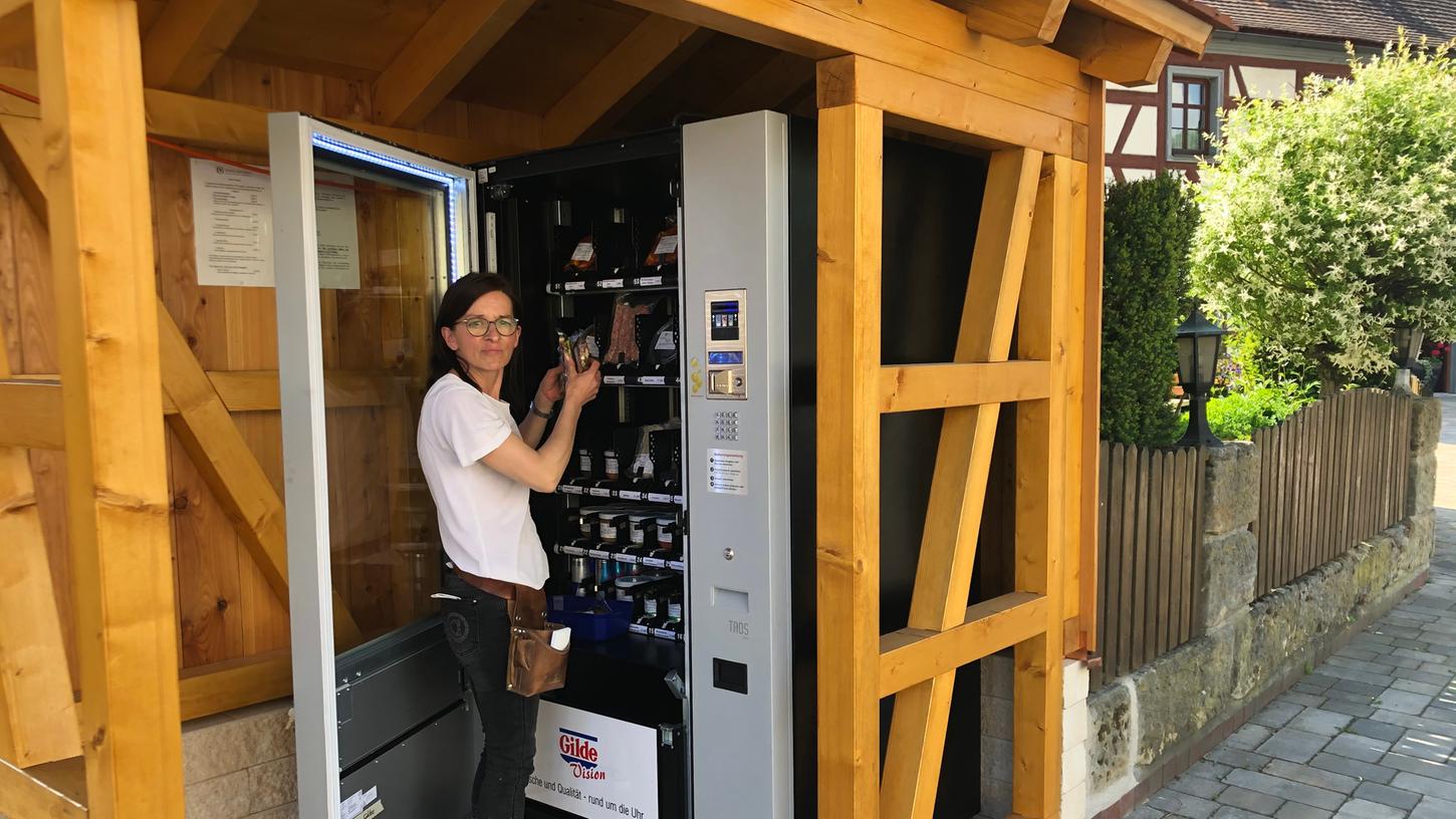 Die Besitzerin des Gasthauses Zum Schloss in Kunreuth, Heidi Derbuß, füllt den Automaten mit Speisen. 