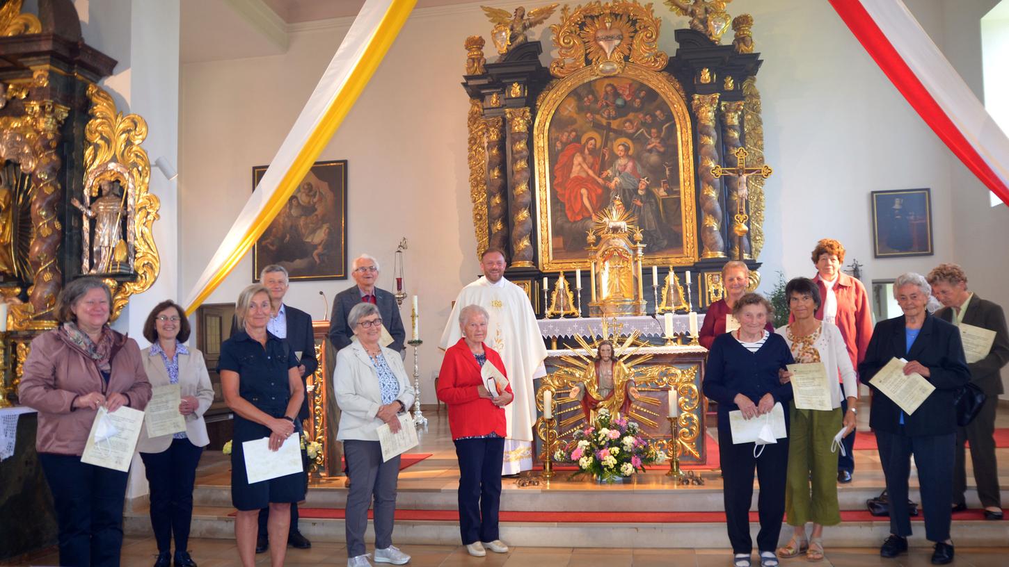 Zahlreiche Mitglieder der Gnadenberger Bruderschaft  wurden   Im Rahmen eines feierlichen Bruderschaftsfestes  in der Birgitta-Klosterkirche für 50-, 60-, 70- und 80jährige Zugehörigkeit mit Ehrenurkunden ausgezeichnet.